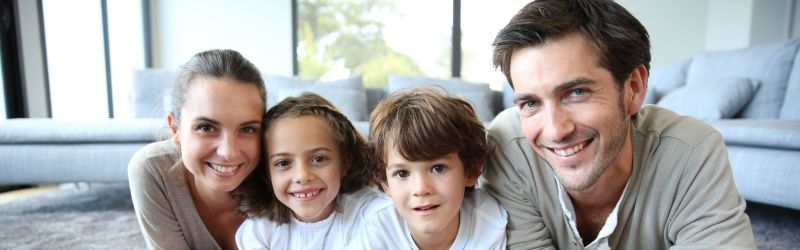 Glückliche Familie nach Vergleich der Krankenkasse