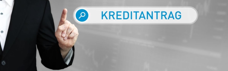 Kreditantrag. Mann im Anzug zeigt mit dem Finger auf ein Suchfeld. Das Wort Kreditantrag steht in der Suche. Symbol für Business, Finanzen, Statistik, Analyse, Wirtschaft